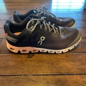 On cloud women’s running shoes, size 8.5